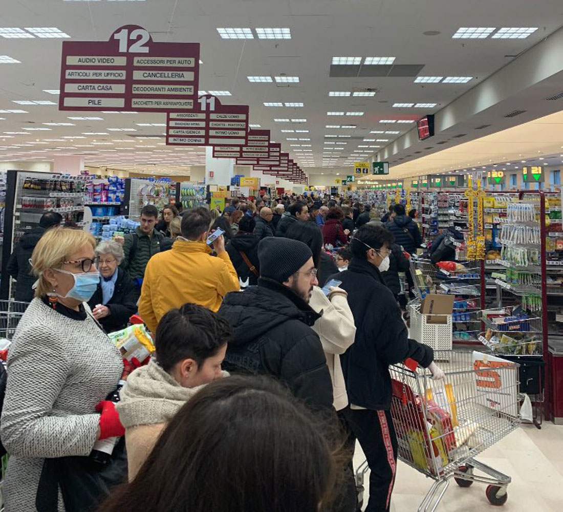 Italien: Hamsterkäufe, leere Supermarktregale